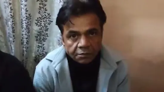 Rajpal Yadav snatches phone